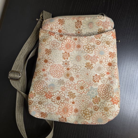 Maruca Green Multicolor Woven Floral Crossbody - Picture 8 of 10